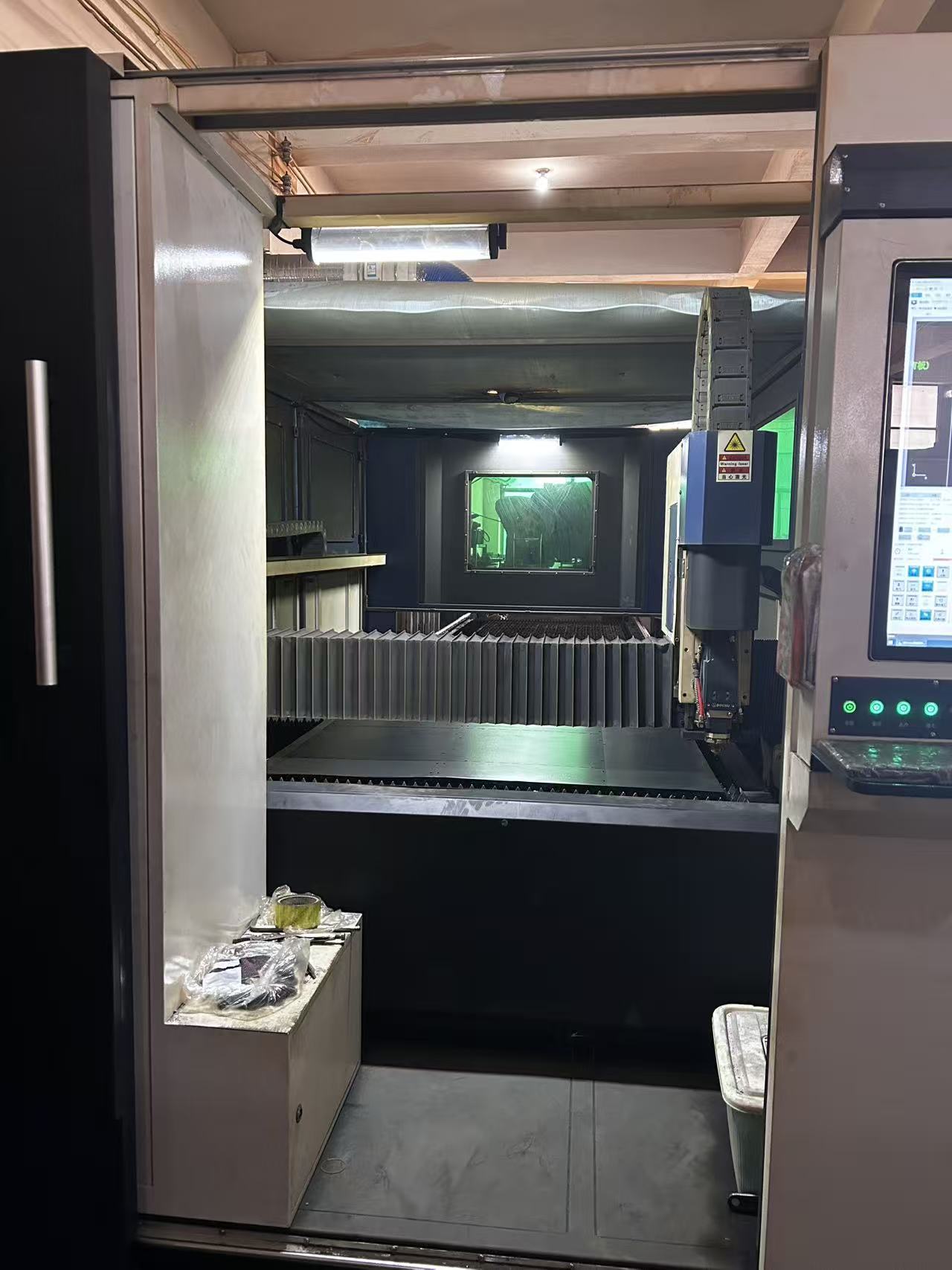 Enclosed laser cutting machine at Hstube